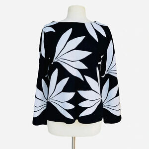 TWO TWENTY FIVE Women’s M Black White Graphic Floral Knit Bell-Sleeve Sweater